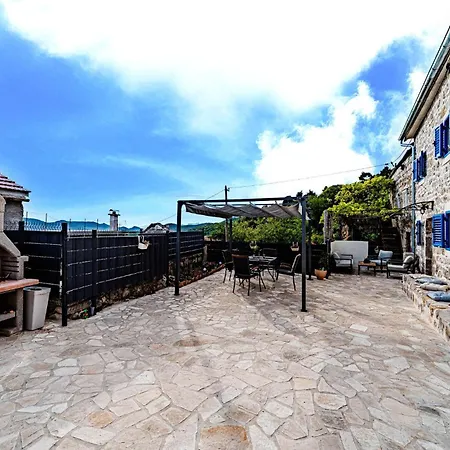 Holiday home Lovely In